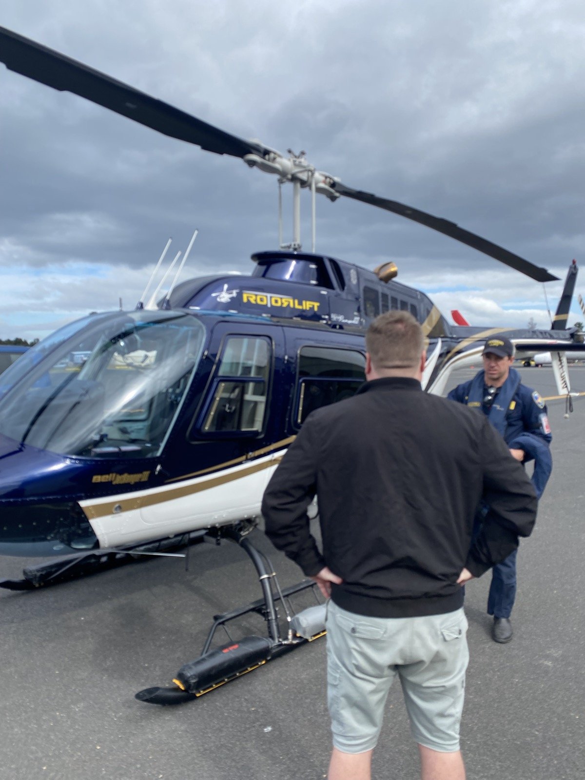 Shan with a Rotorlift Bell JetRanger